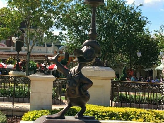 daisy duck statue