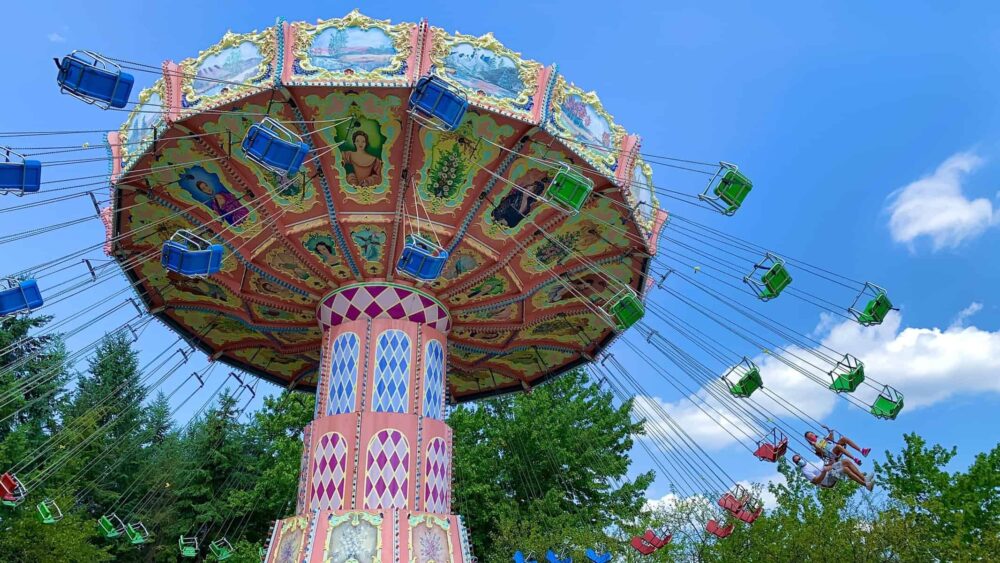underrated theme parks in the us. pennsylvania theme parks - kennywood swings Fun Activities for Theme Park Downtime and Waiting in Lines