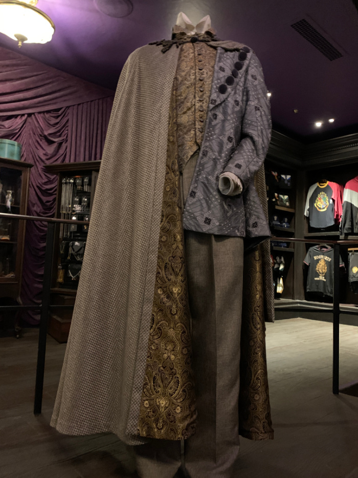 wizarding world of harry potter easter eggs - gilderoy robes