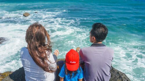 4 Great Family Vacation Ideas to Try - Family Sitting by the Ocean 4 Easy Ways To Enjoy Your Vacation A Lot More 5 Vacation Rental Details Families Shouldn’t Overlook Before Booking