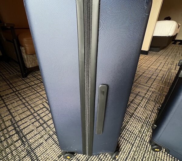 Level8 suitcases zipper