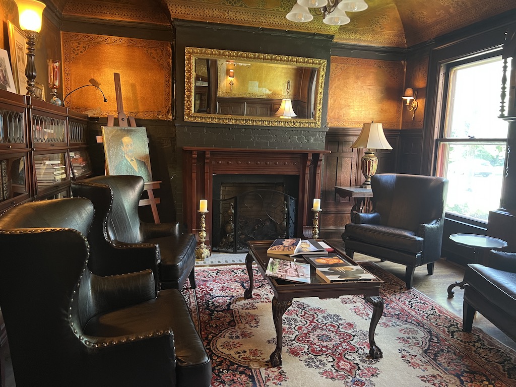 InnBuffalo - common room leather chairs