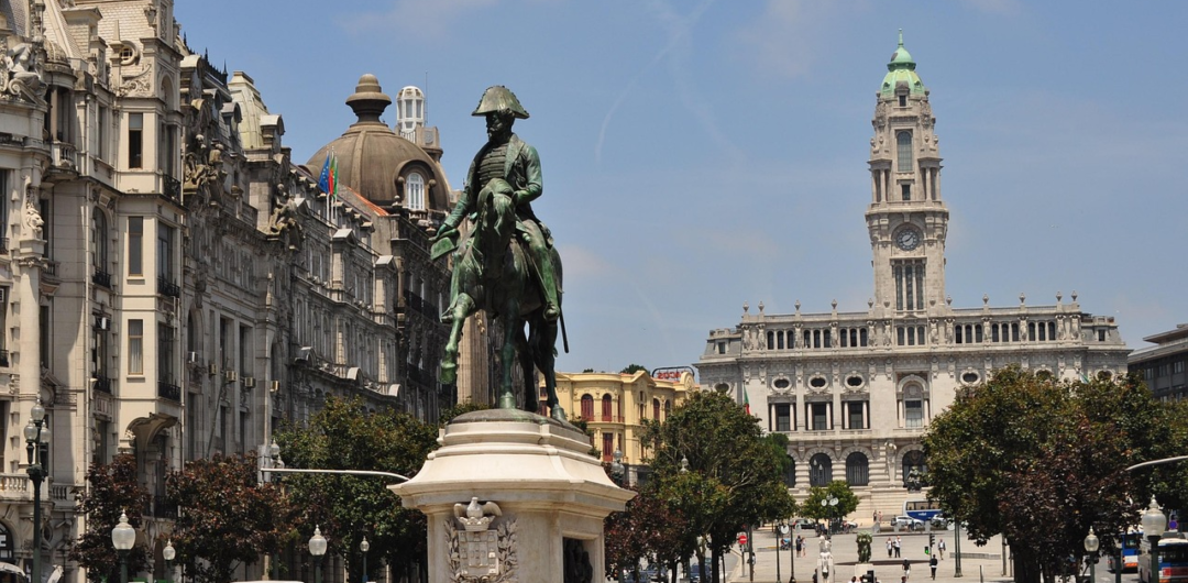 The famous horse statue in Porto. 