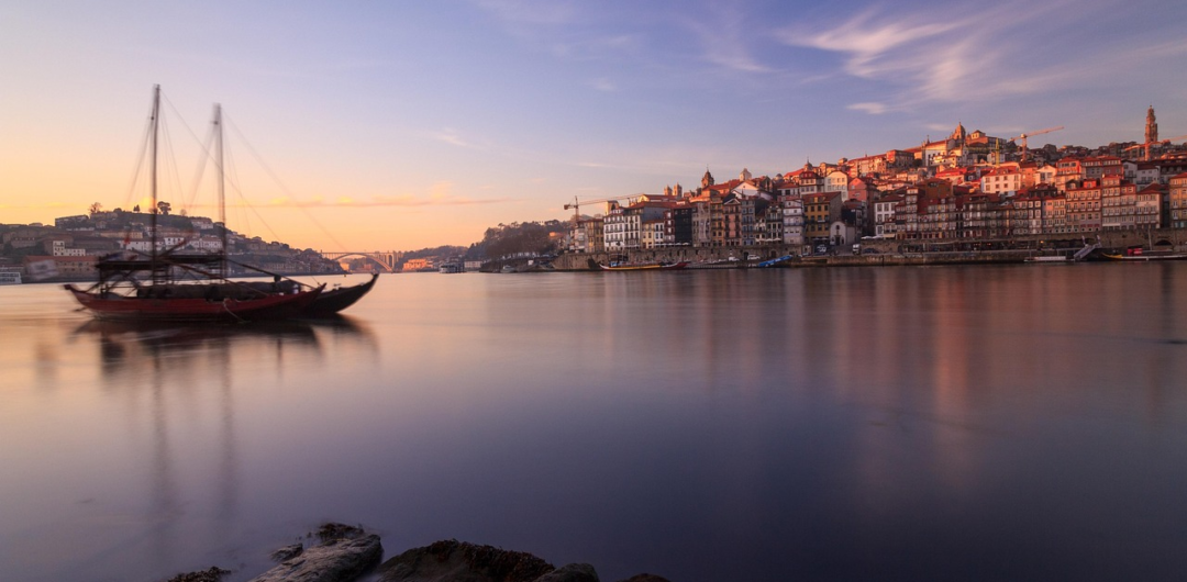 Porto like a local - Douro river at night. 