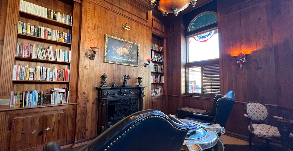 Parkersburg WV Attractions: 7 Secret Spots Tourists Miss 3 Parkersburg WV Attractions - blennerhassett hotel lobby